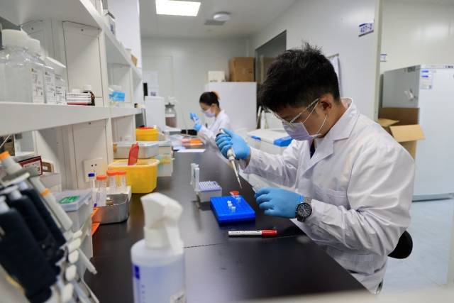 霽因生物醫(yī)藥轉(zhuǎn)化(大灣區(qū))基地內(nèi),工作人員正在做實(shí)驗(yàn)。 南方+ 魯力 拍攝